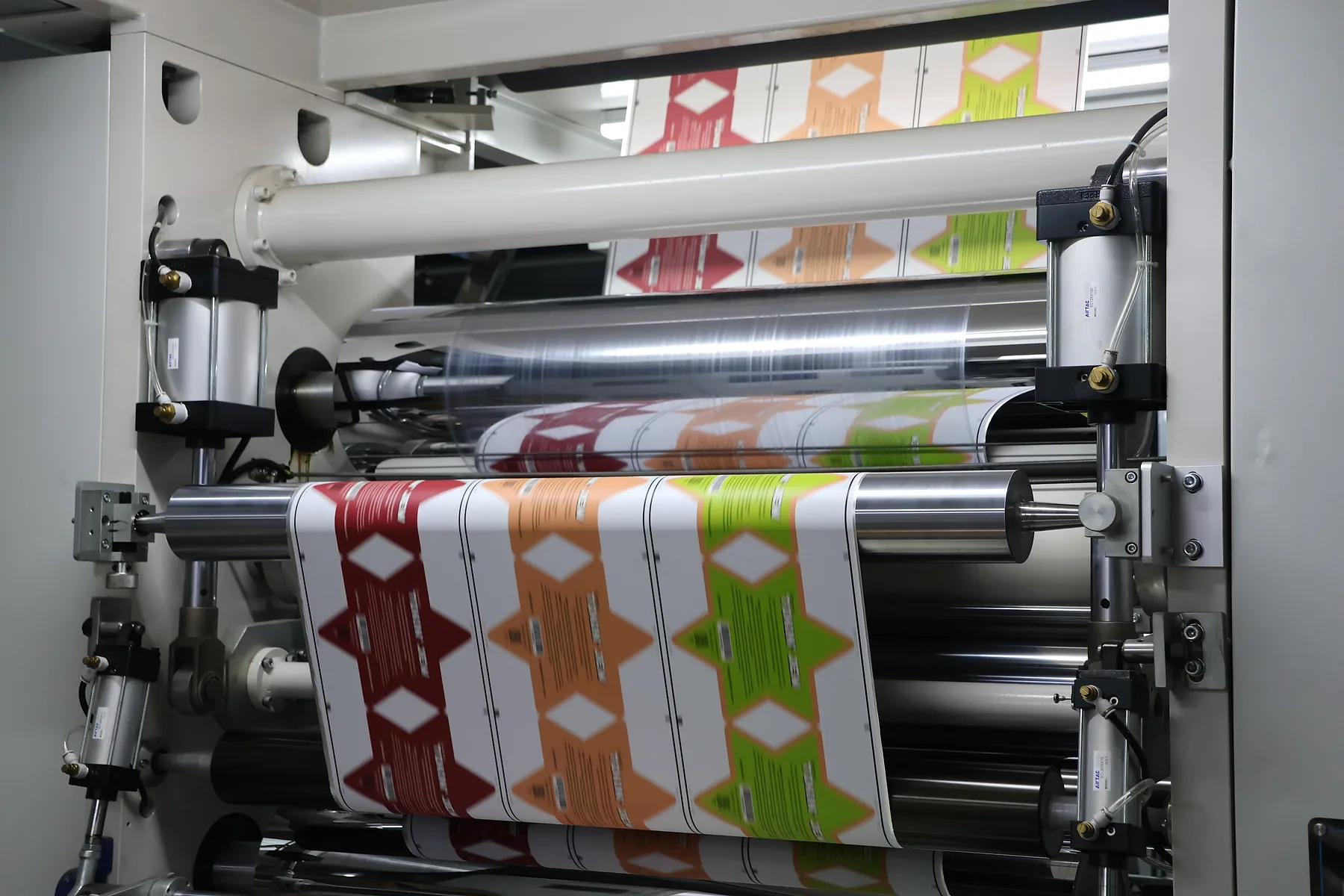 Printed packaging web with print registration marks