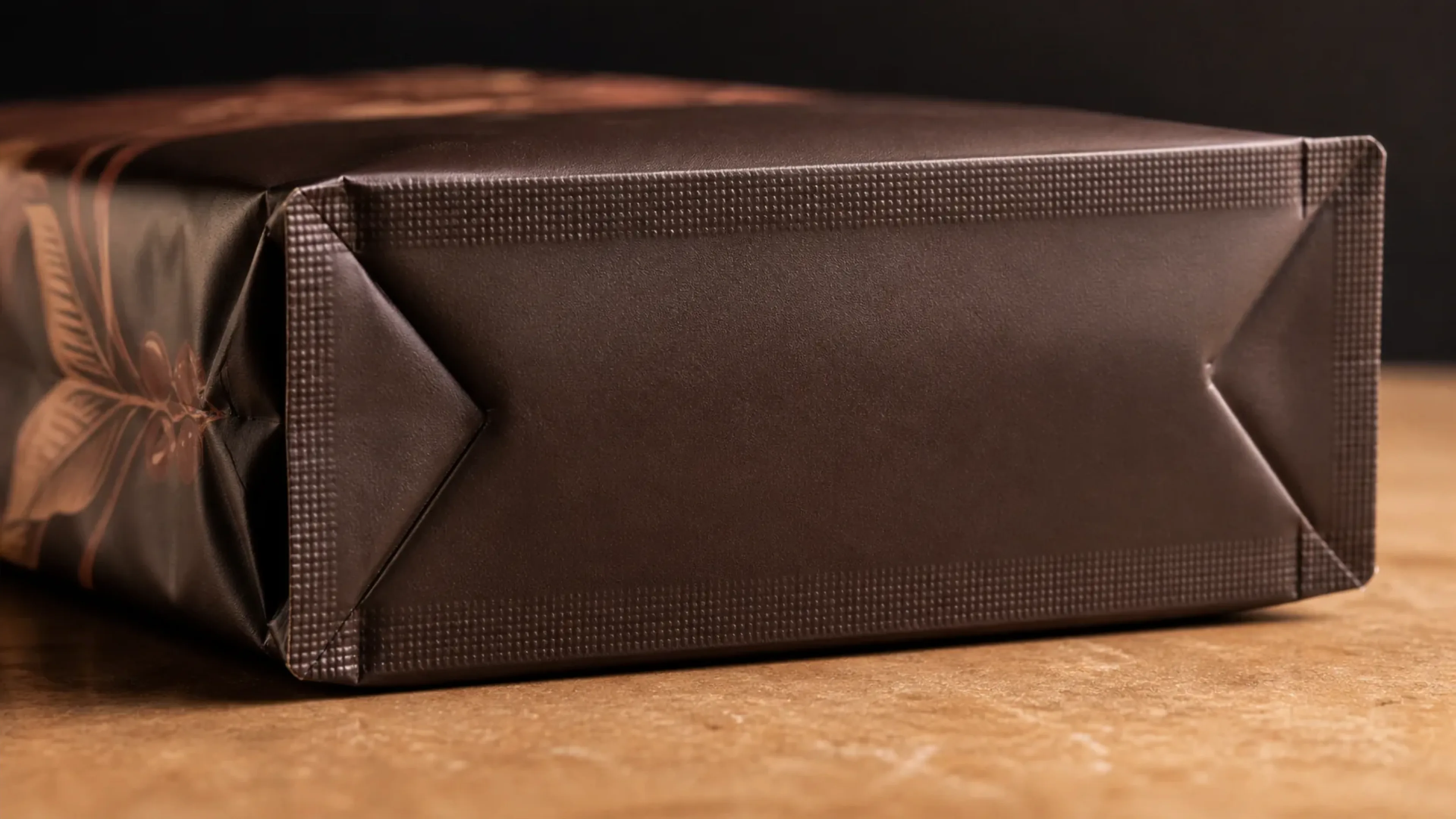 Flat-bottom pouch base with K-seal corner welds, structural macro